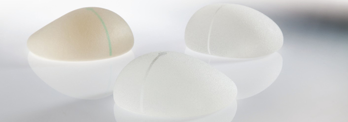 Outdated, shifted or defective breast implants are replaced by quality products at Rosenpark Clinic: safe silicone implants from a reliable manufacturer.