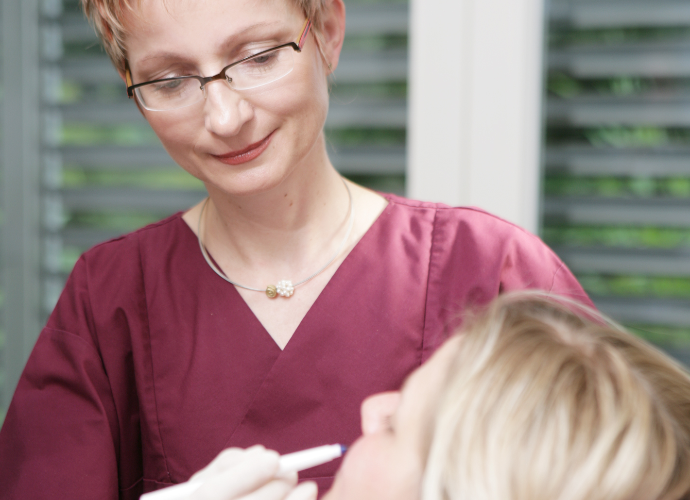 Dr. Birgit Buxmeyer sets subcutaneous injections with hyaluronic acid under a patient´s wrinkles at Rosenpark Clinc.