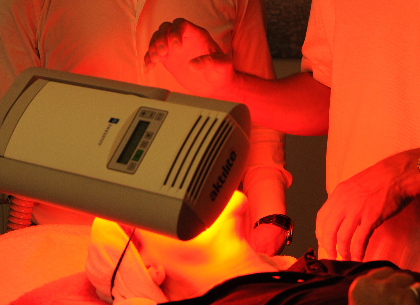 Skin rejuvenation and prevention in one: With photodynamic therapy, skin cells with pathological changes can be destroyed in a targeted fashion using light – even if their degeneration is not yet visible.