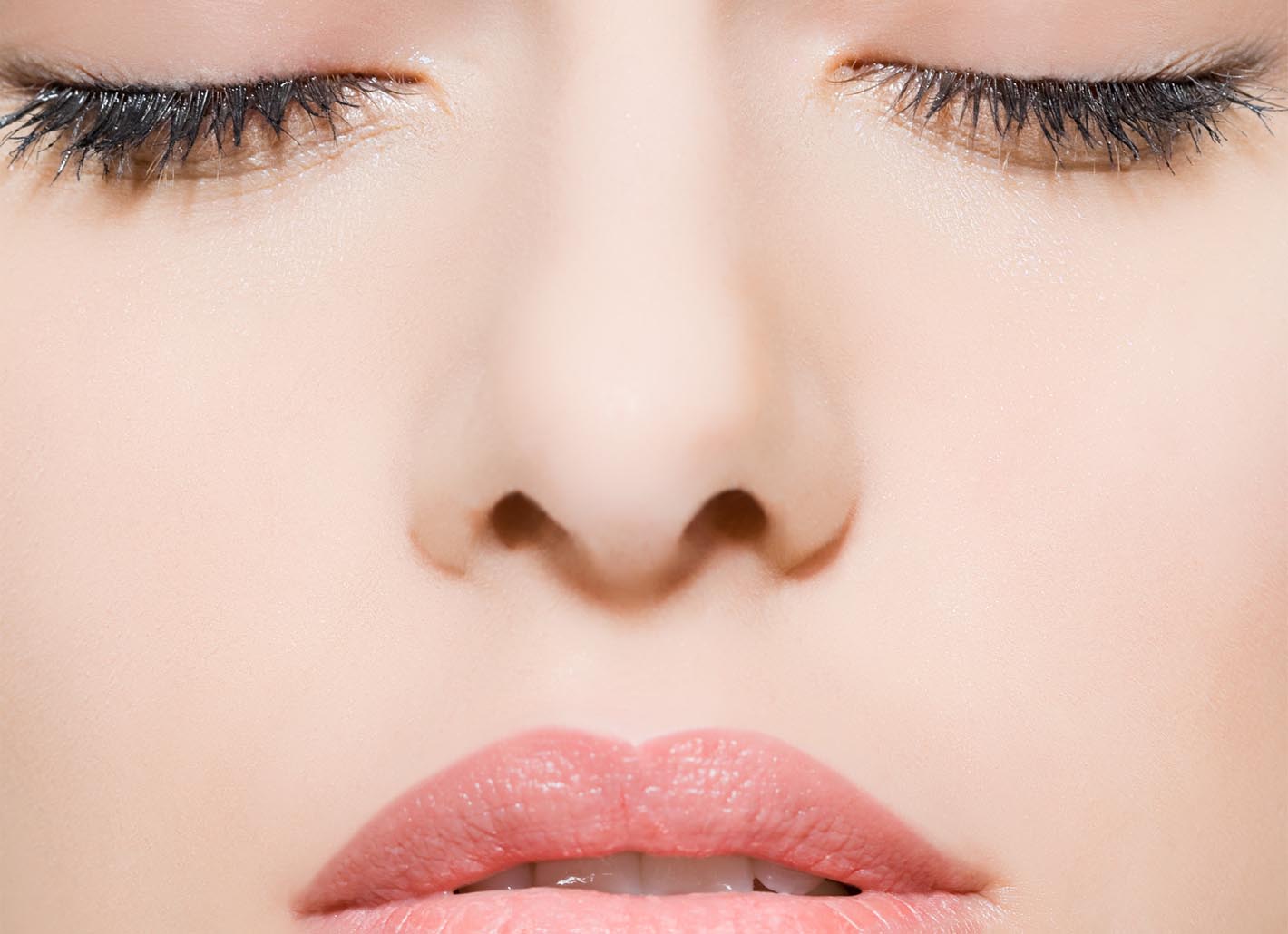 Die stimulierende Anti-Aging-Behandlung mit Mesobotox in der Rosenpark Klinik verfeinert und revitalisiert die Haut. Nahaufnahme der Gesichtshaut einer Frau