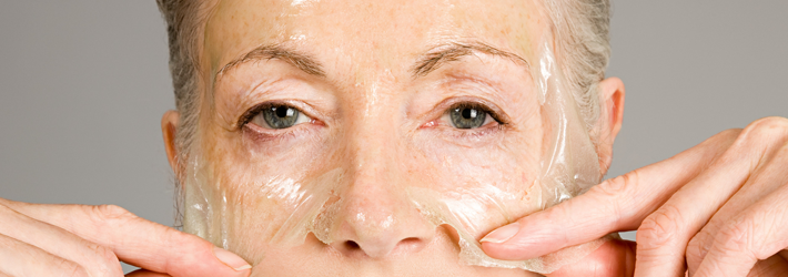 Chemisches Peeling in der Rosenpark Klinik frischt alternde Haut auf und mildert Aknenarben, erweiterte Poren und Pigmentveränderungen – nicht nur im Gesicht.