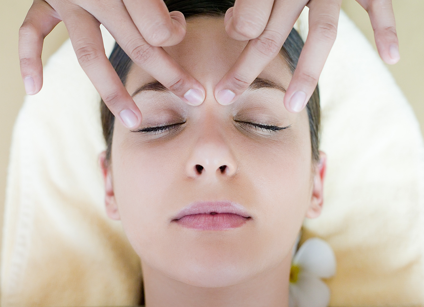 Mit ge&uuml;bten Massagegriffen streicht der erfahrende Ayurveda-Therapeut im Rosenpark Studio die feine Gesichtsmuskulatur aus.