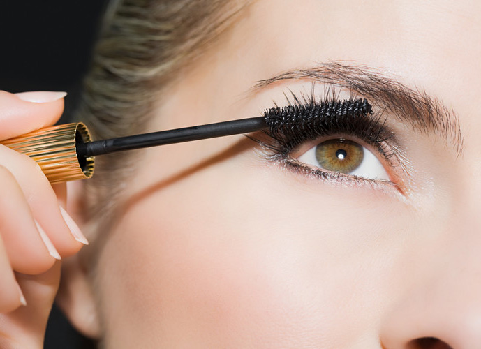 Gefärbte Wimpern und Augenbrauen verleihen dem Blick Ausdruck und geben dem Gesicht Kontur. Gefärbte Wimpern und Augenbrauen verleihen dem Blick Ausdruck und geben dem Gesicht Kontur.