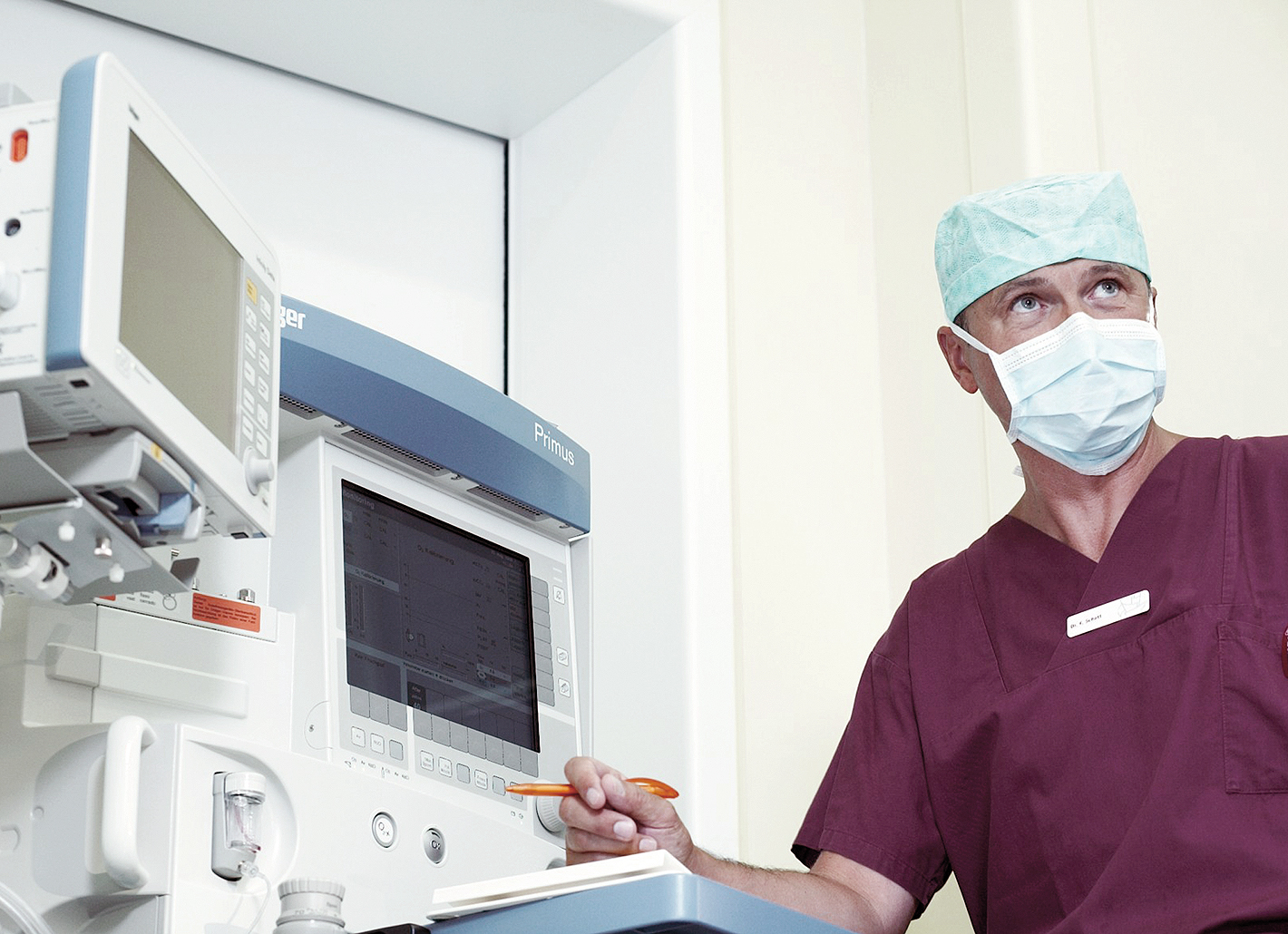 Our anesthesiologists monitor patients‘ vital functions on monitors. Thanks to this they can individually adjust the dosage of the fast-acting anesthetic for the TIVA.