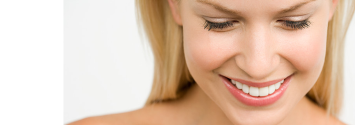 Radiesse® gibt der Haut mehr Volumen und klare Konturen – ohne Skalpell. Die Rosenpark Klinik empfiehlt es besonders für sehr schlanke Gesichter. Bild einer Frau mit einem schlanken Gesicht