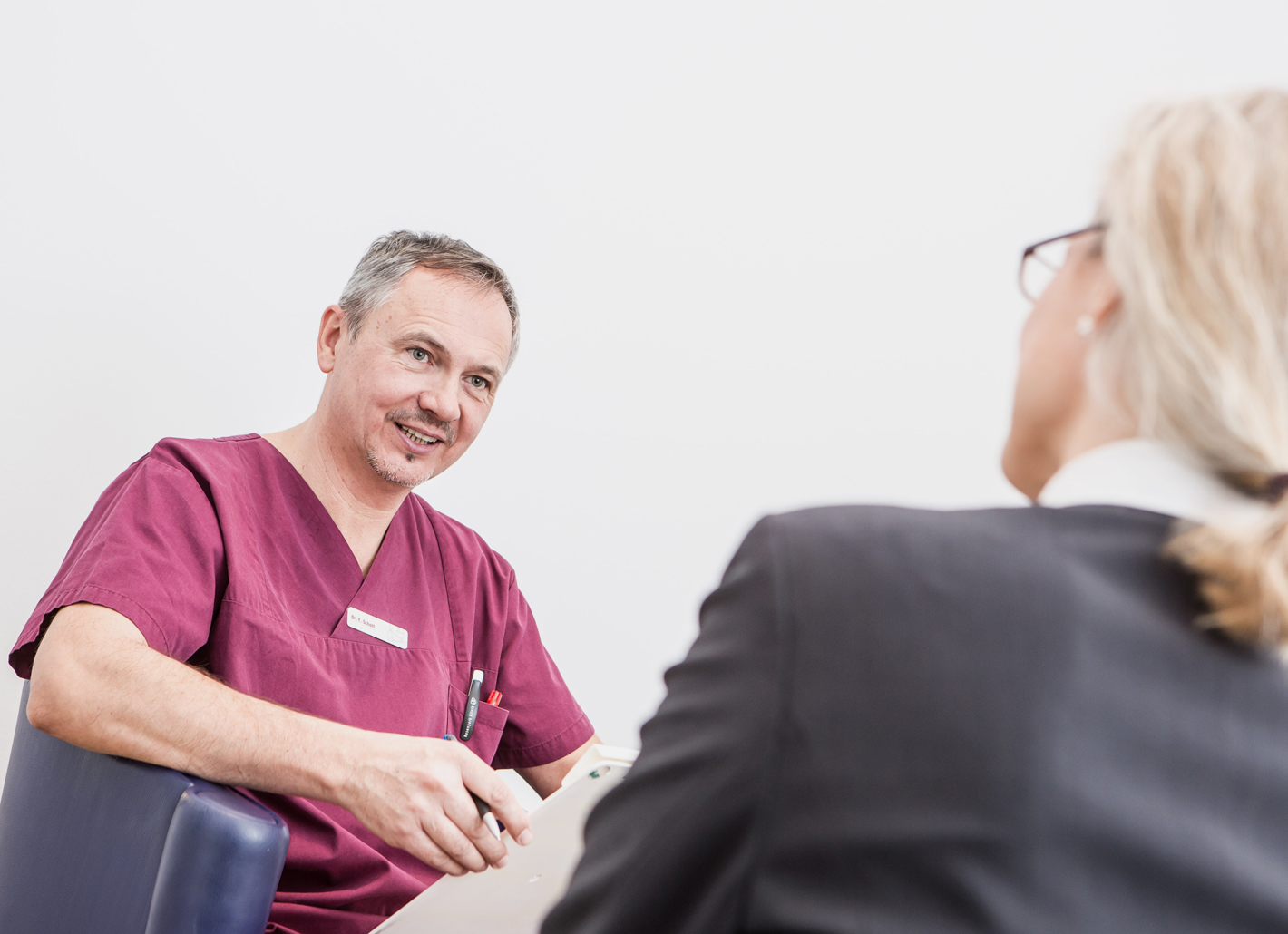 Dr. Franz Schott, anesthetist at Rosenpark Clinic, provides information about possible anesthesia.