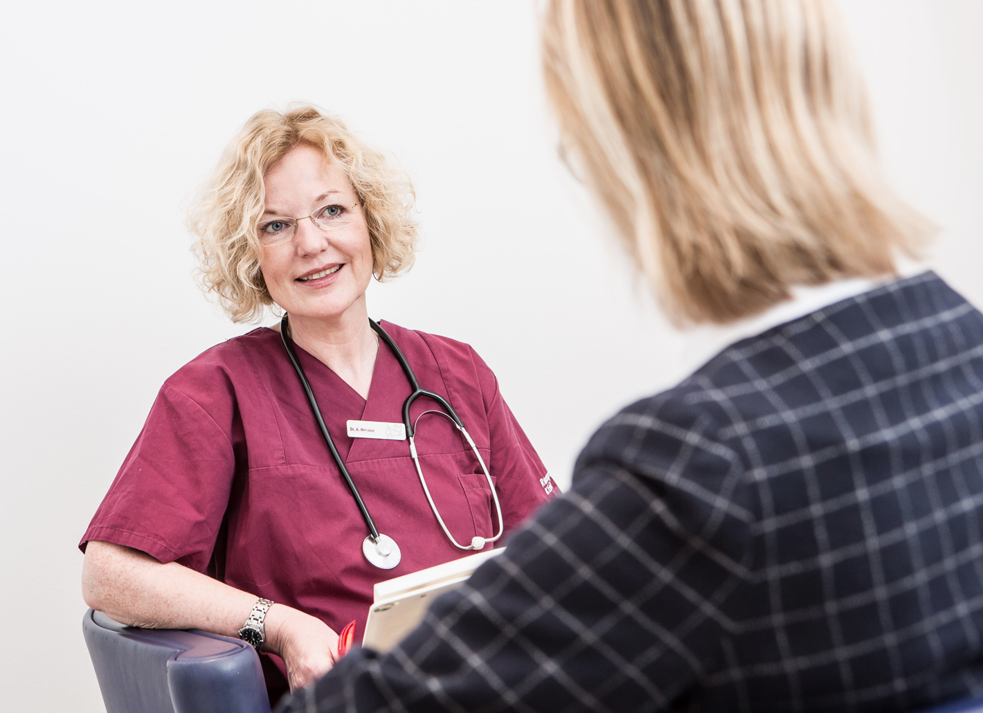 An&auml;sthesieaufkl&auml;rung: Dr. Angelika Hechler lernt die Patientin, ihre Krankengeschichte und ihre W&uuml;nsche kennen.