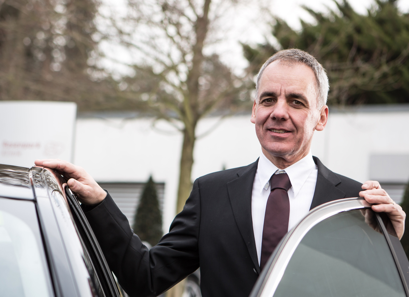Limousinen-Service: Unser Fahrer Anatol Henning bringt Patienten vom Bahnhof oder Flughafen direkt in die Rosenpark Klinik.