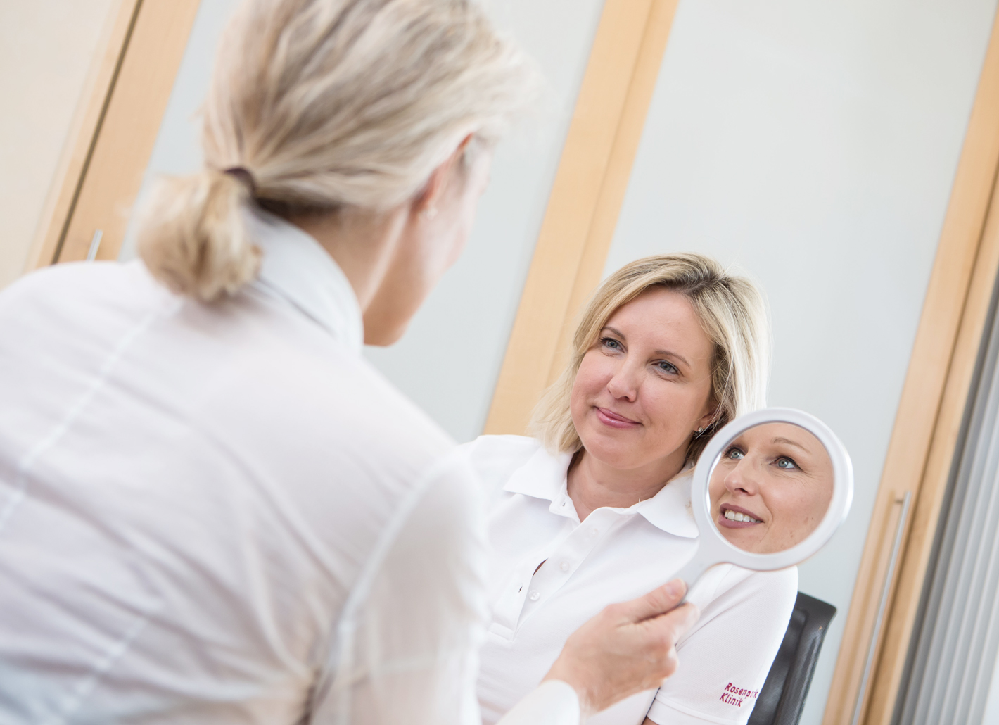 Dr. Sonja Sattler im Beratungsgespr&auml;ch in der Rosenpark Klinik