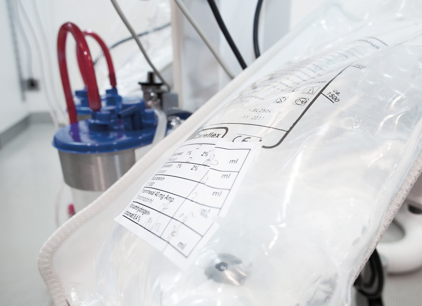 Larger quantities of highly diluted anesthesia solution are used for tumescent local anesthesia at Rosenpark Clinic.