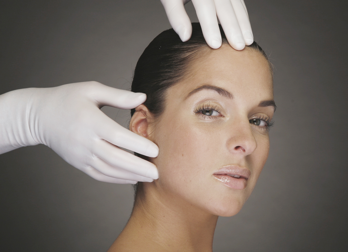 Zu den gesichtschirurgischen Eingriffen in der Rosenpark Klinik geh&ouml;ren das Facelift mit begleitender Volumentherapie, das Stirnlifting und Augenlifting.