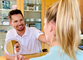 Following detailed diagnostic measures, the specialist physicians in the Dermatology Center of Rosenpark Clinic analyze your skin or skin problems and develop a personal therapy plan for you.