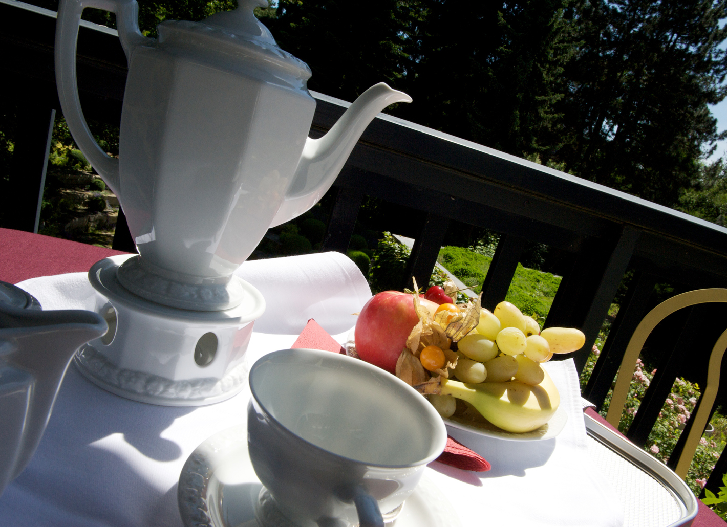 Obstteller mit Teekanne und Tasse