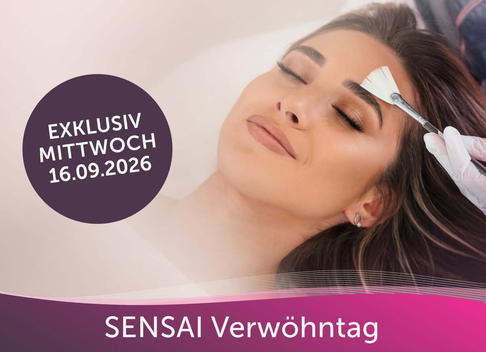 Frau mit SENSAI® Gesichtsbehandlung